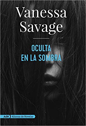 Oculta en la sombra